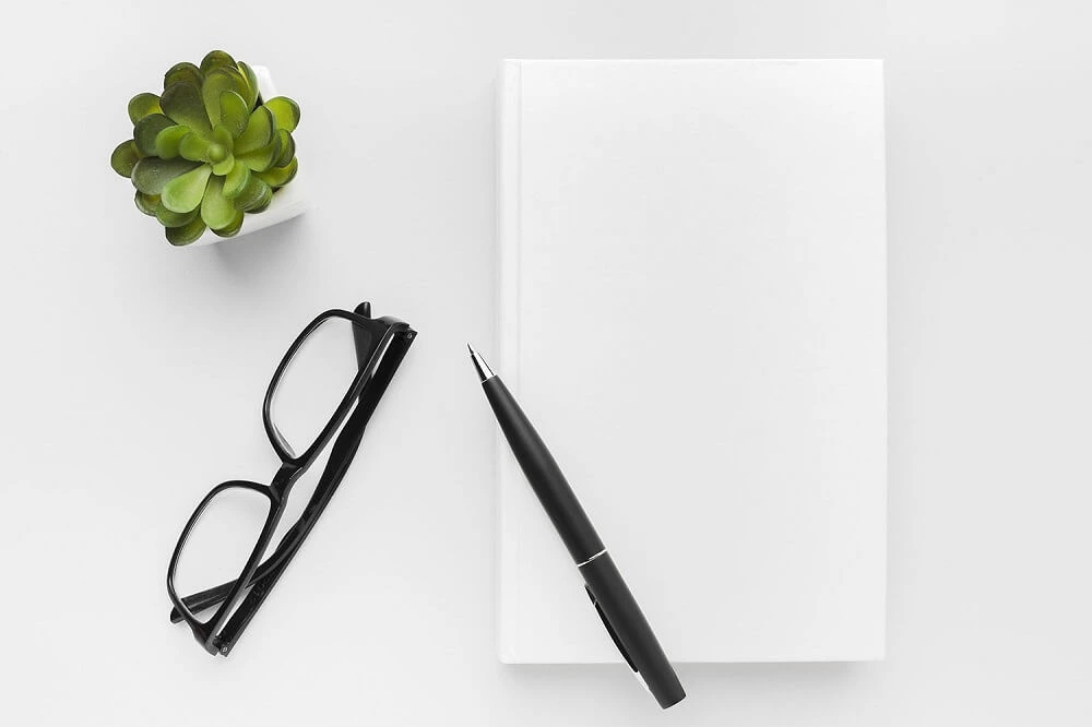 feuille blanche avec stylo et lunettes