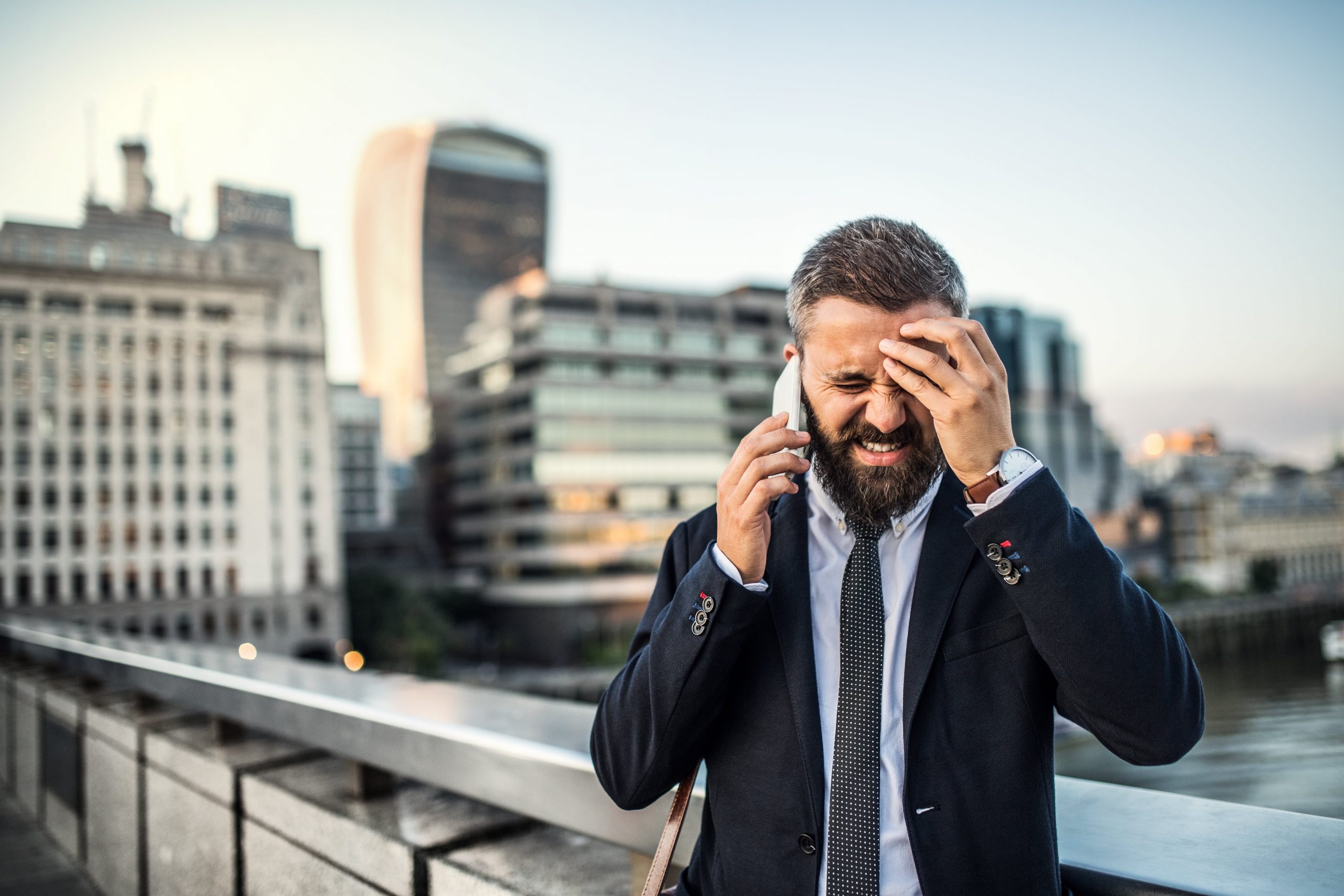 Homme agacé étant au téléphone