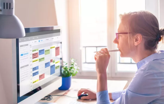 femme derrière un bureau